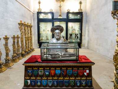 La struttura sulla quale i resti furono portati in processione � ancora oggi visibile in Basilica, nella Cappella delle Reliquie